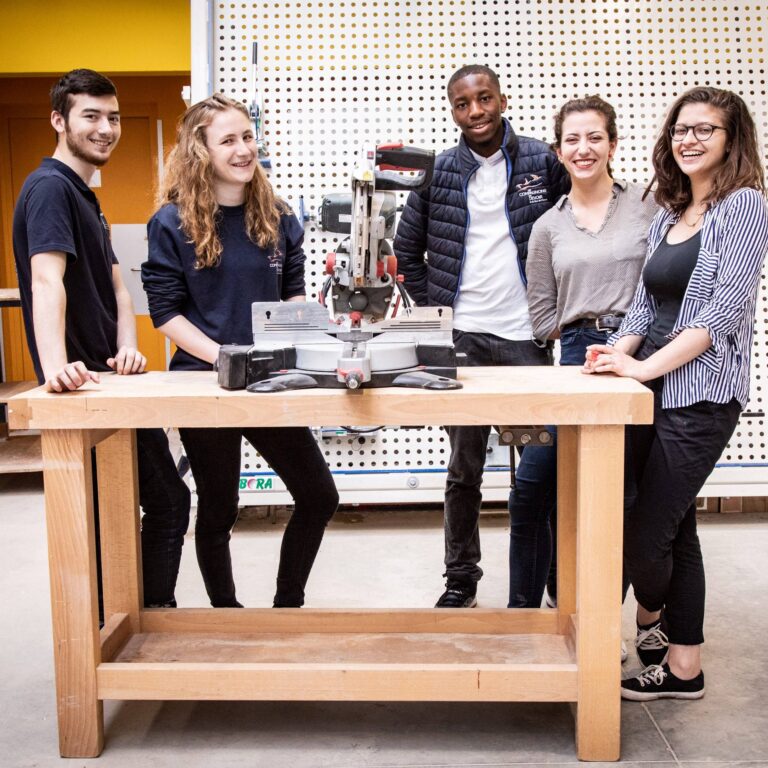 Photo de groupe des Compagnons du Devoir